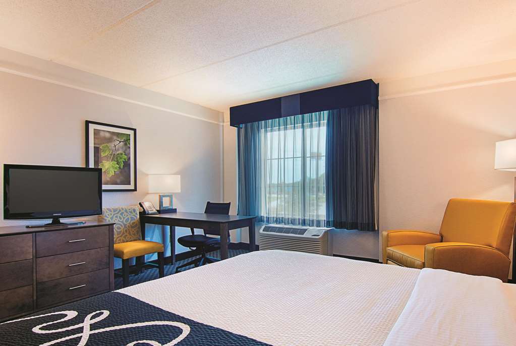 La Quinta Inn & Suites by Wyndham Atlanta Conyers - photo 20