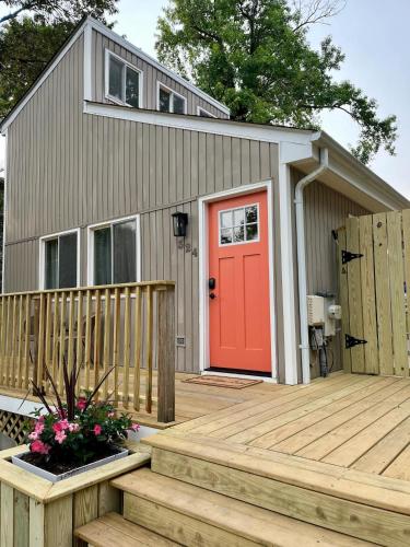 London Towne Bungalow Wloft Walk To The Beach — 4-Star Luxury Hotel in Edgewater, United States