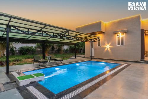 StayVista at The Mira House with Pool WiFi — 4-Star Luxury Hotel in Sohna, India