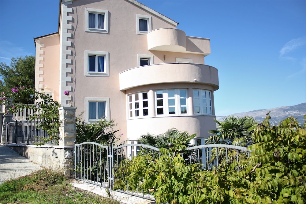 Luxury Apartments Villa Gloria — 4-Star Luxury Hotel in Trogir, Croatia