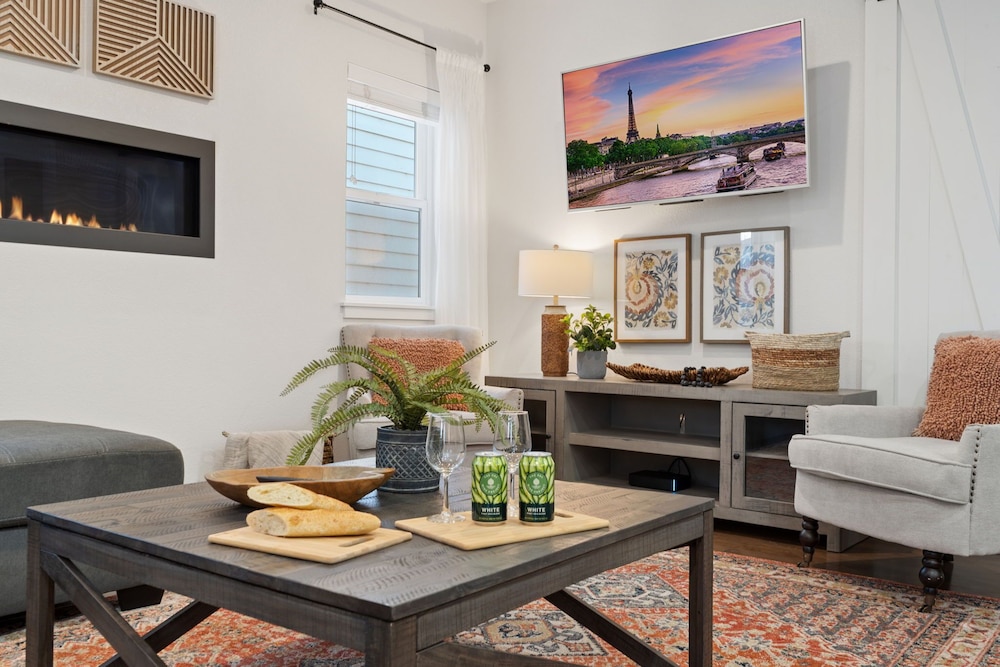 Steps From River & Old Town Hot Tub & King Bd — 4-Star Luxury Hotel in Fort Collins, United States