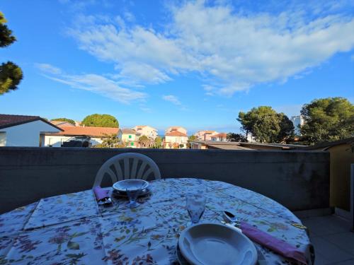 L11 Grazioso Bilocale con terrazzo vista mare — 4-Star Luxury Hotel in Numana, Italy