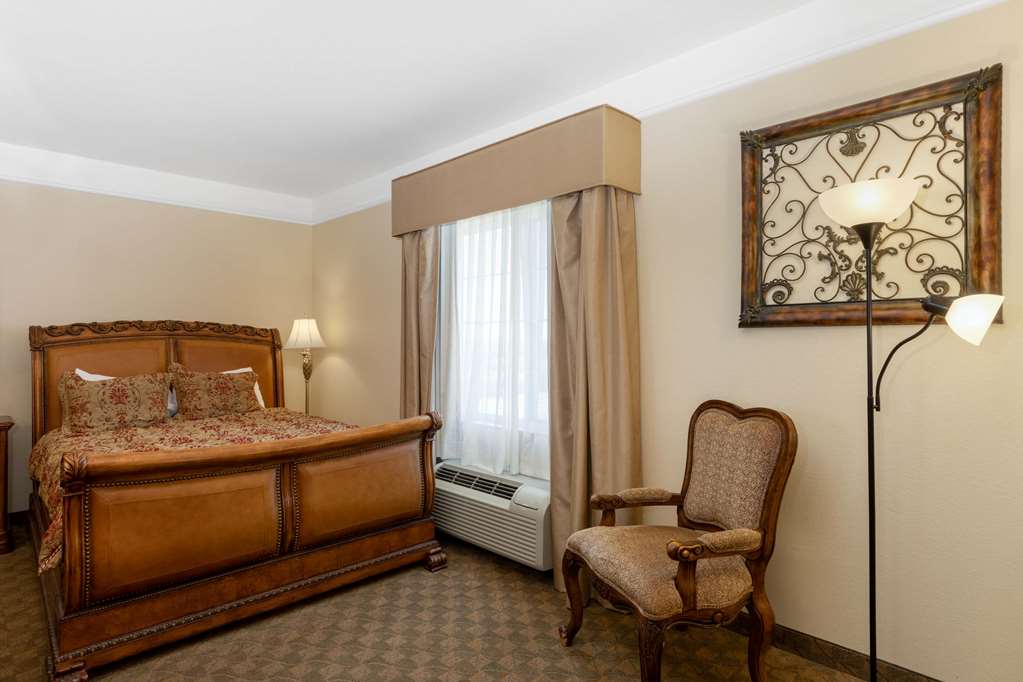 La Quinta Inn & Suites by Wyndham Dodge City - photo 18