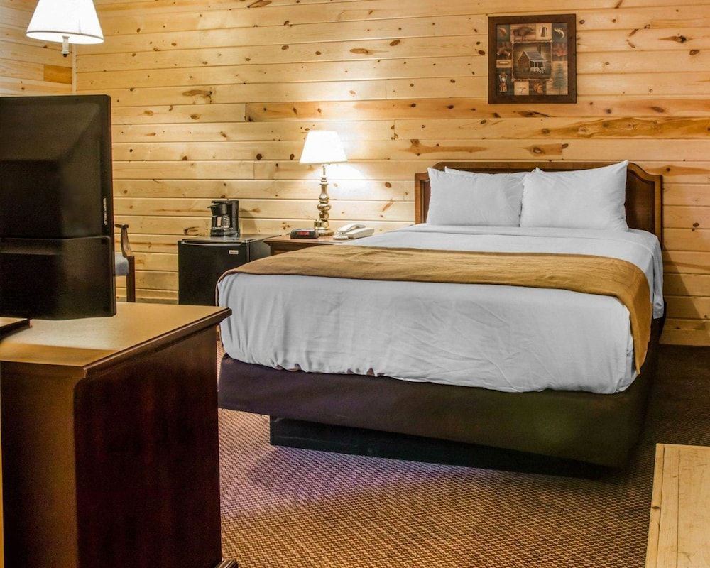 Econo Lodge Mackinaw City - photo 17