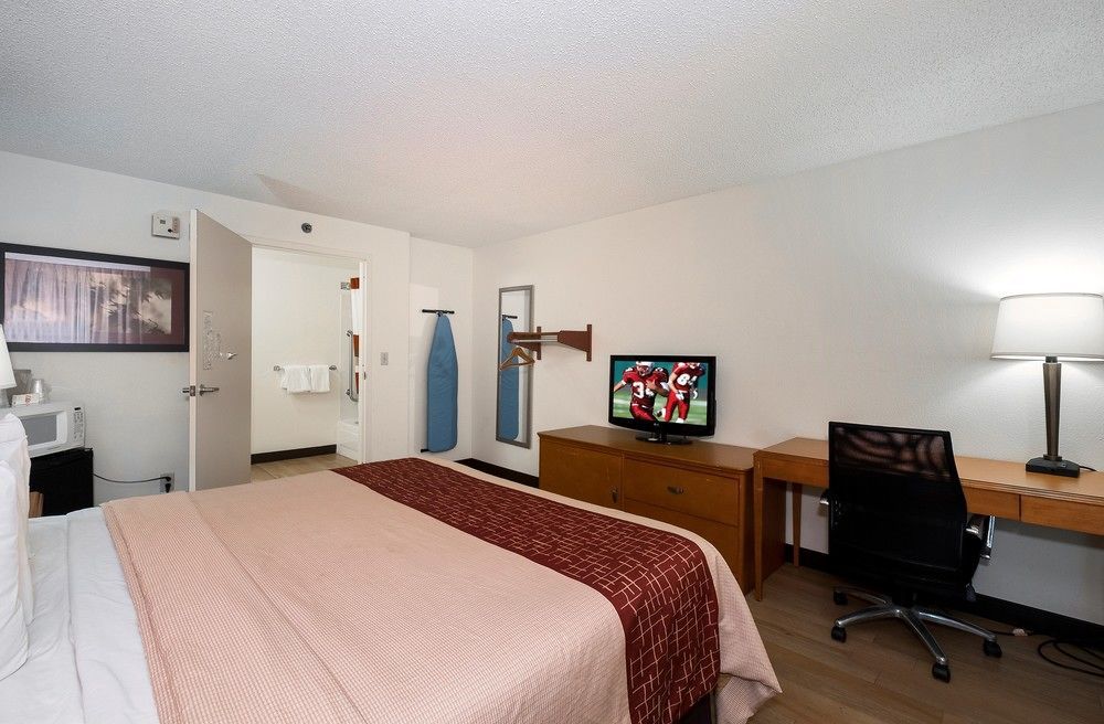 Cedar Rapids Inn - photo 4
