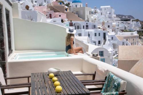Dionyssos Cave House — 4-Star Luxury Hotel in Oia, Greece