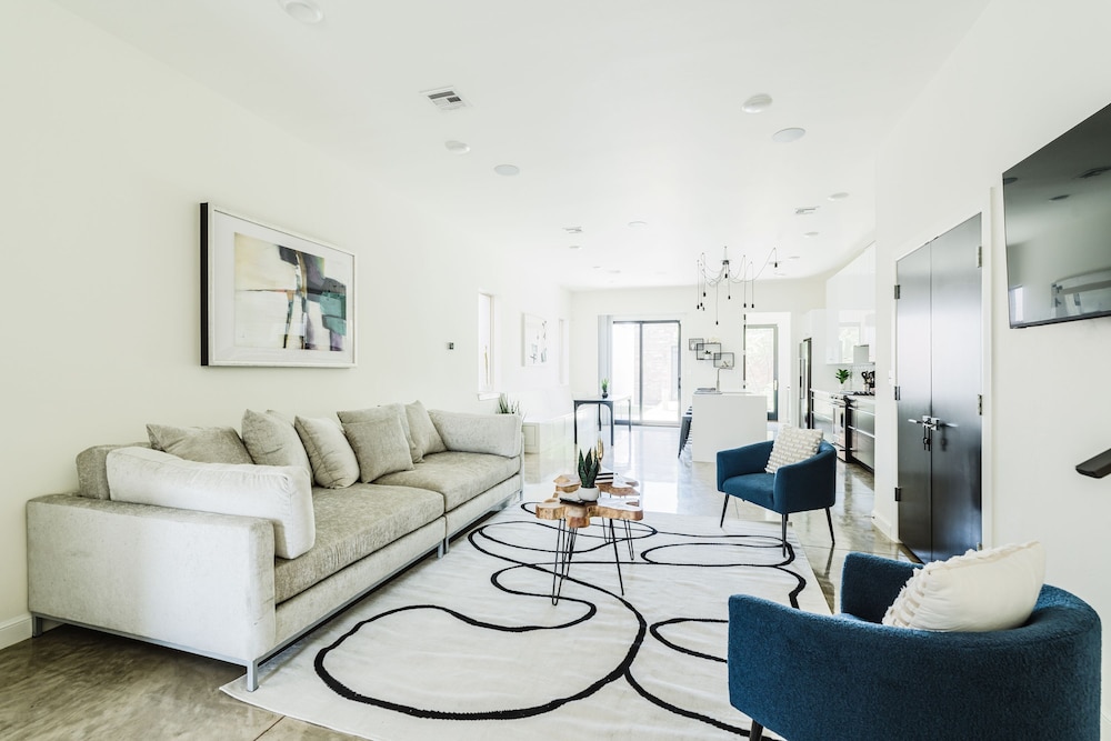 Cozy Getaway Perfect for 10 Prime Location NW6 in Oklahoma City, United States