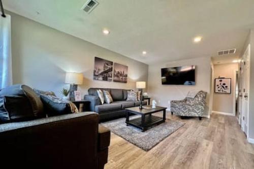 Remodeled 2 BDRM Ranch Attached Home Liberty TWP — 4-Star Luxury Hotel in Rockdale, United States