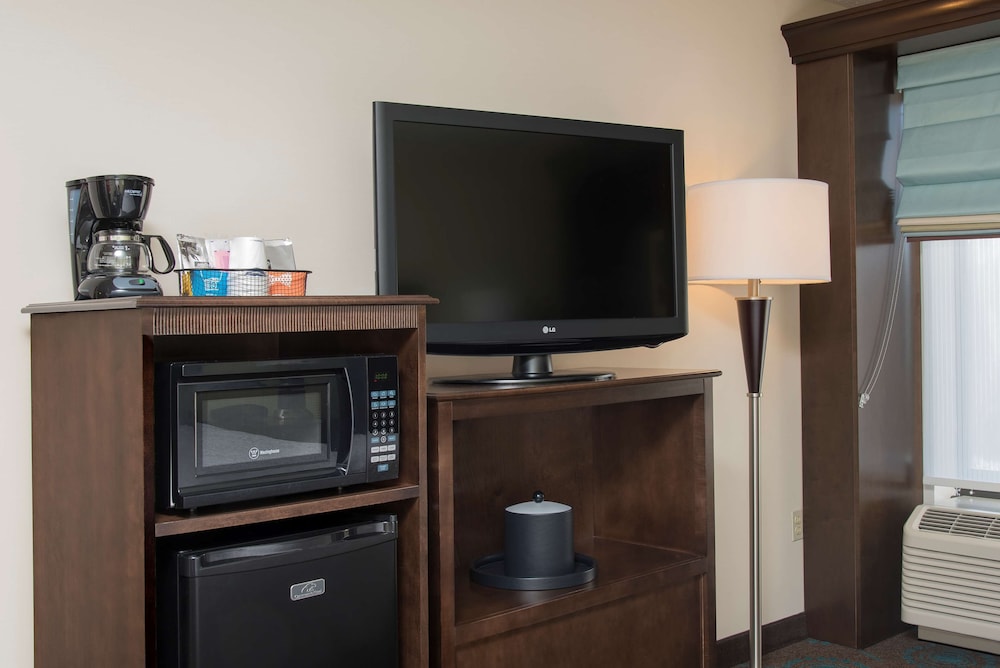 Hampton Inn and Suites Kokomo - photo 11