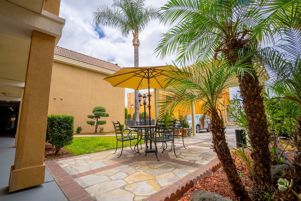 Howard Johnson by Wyndham Buena Park - photo 35