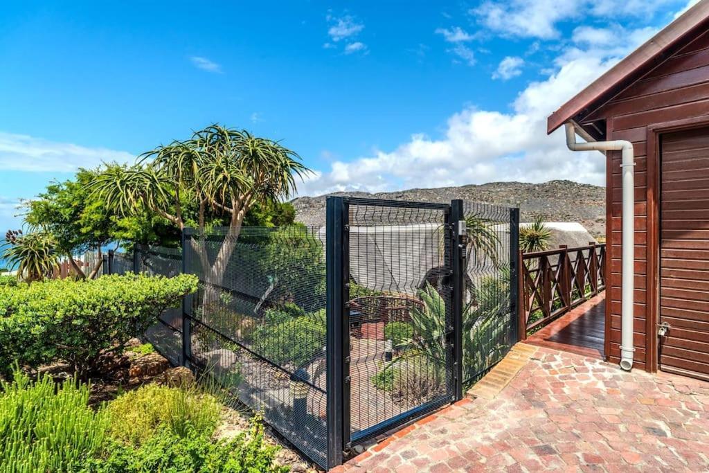 Stunning Glencairn home close to beach