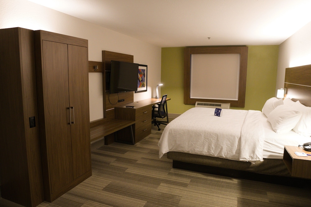Holiday Inn Express & Suites Douglas by IHG - photo 11
