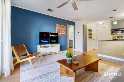 Pet Friendly Apt w Pool Minutes from Zilker Park in Austin — 4-Star Luxury Hotel in Austin, United States
