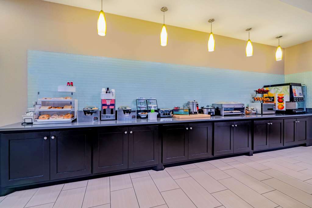 La Quinta Inn & Suites by Wyndham DFW Airport West Bedford - photo 28