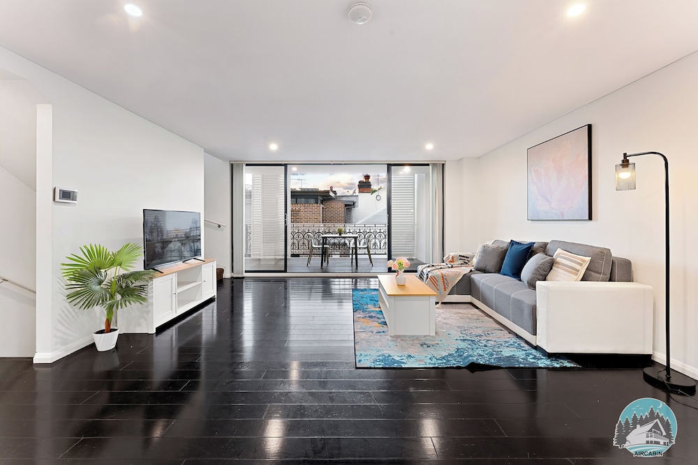 Aircabin Annandale Comfy 3 Bed Townhouse — 4-Star Luxury Hotel in Annandale, Australia