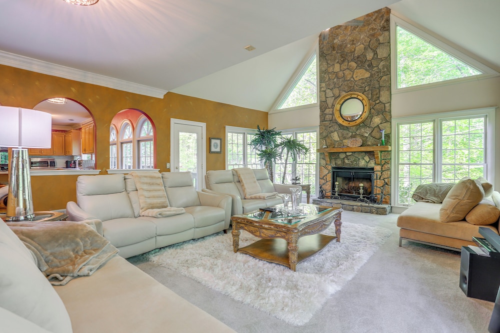 3 Mi to Roswell Riverwalk: Spacious Getaway in Roswell, United States