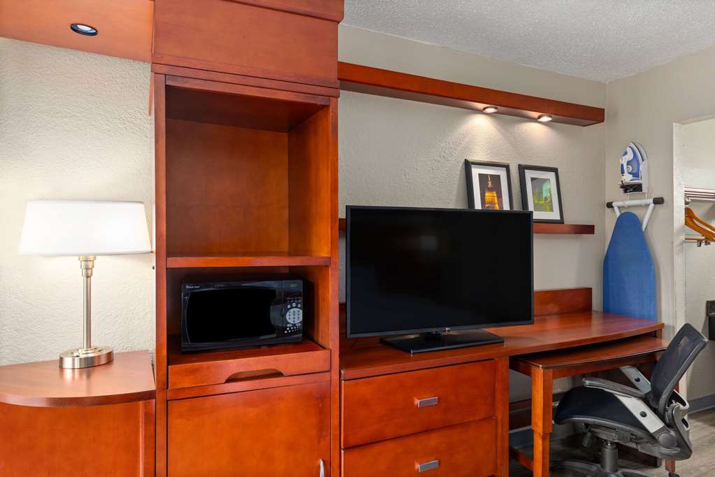 Days Inn by Wyndham Knoxville East - photo 11