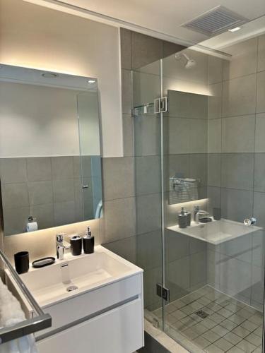 1Bed Apartment In Foreshore Place City Views 1202