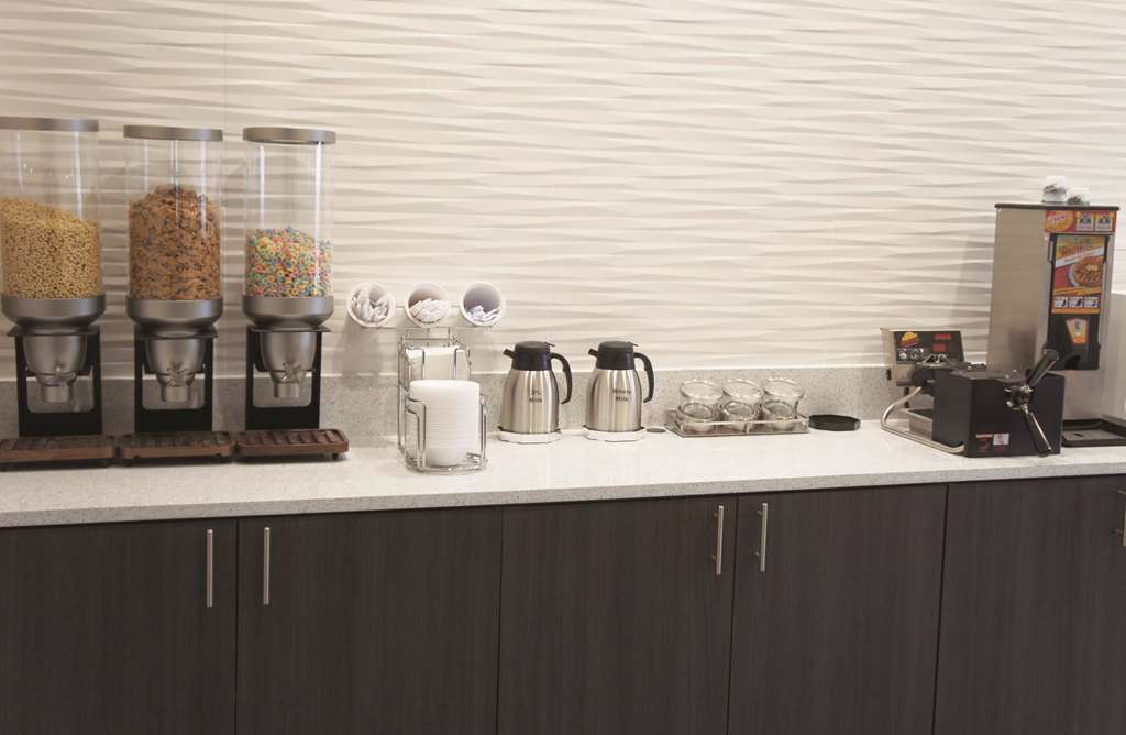 La Quinta Inn & Suites by Wyndham Wichita Airport - photo 18