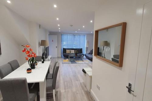Daisy Lodge Spacious Two Bed Flat Parking Netflix WIFI Close to Blenheim Palace & Oxford F1 — 4-Star Luxury Hotel in Oxford, United Kingdom