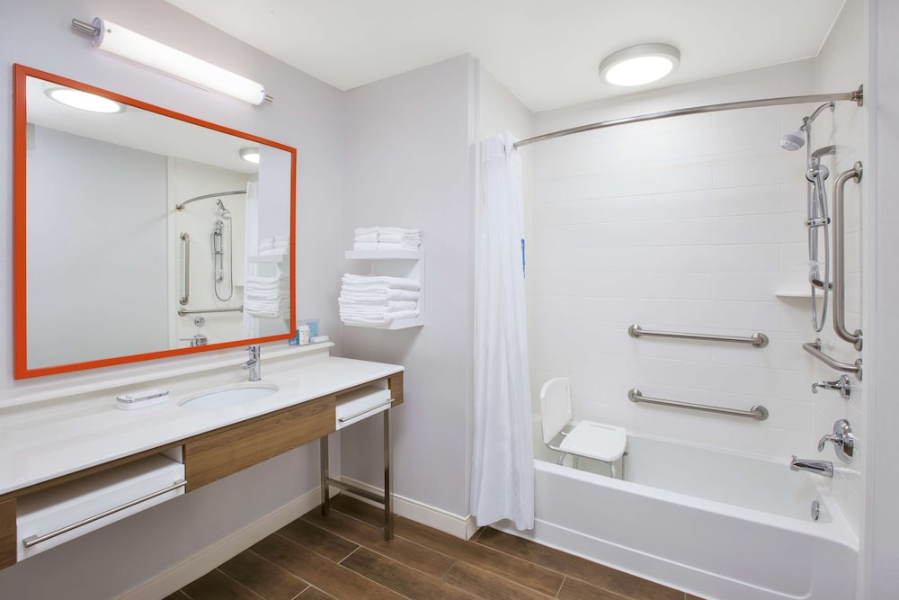 Hampton Inn & Suites Oakwood Village Cleveland - photo 14