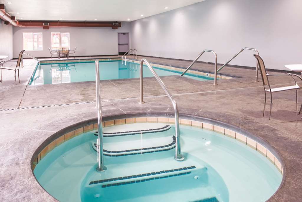 La Quinta Inn & Suites by Wyndham Tulsa Airpt Expo Square - photo 11