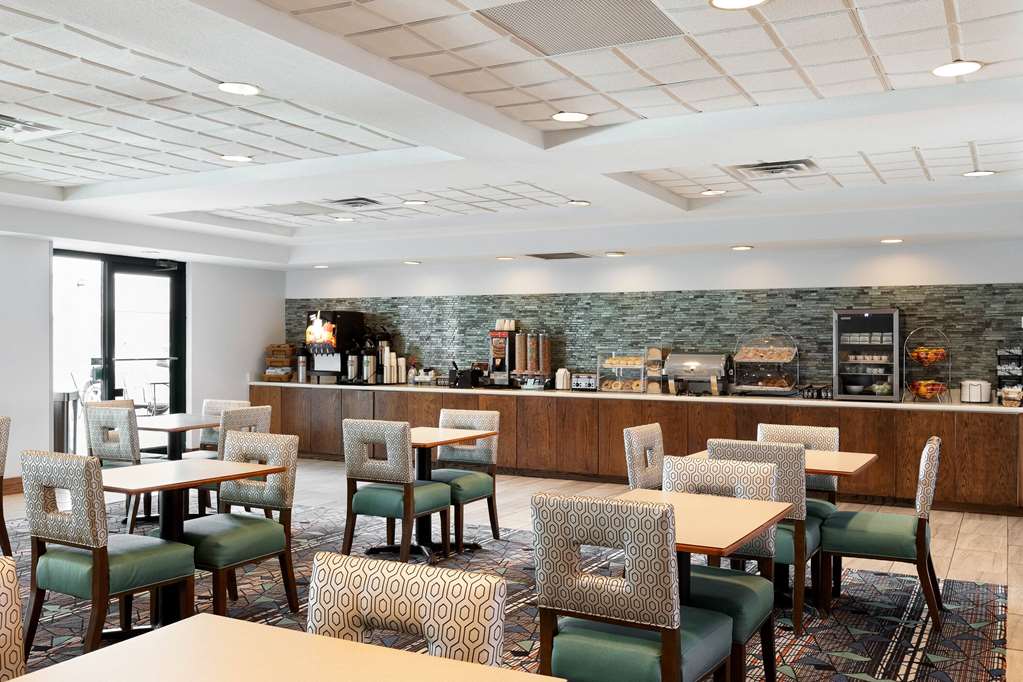 La Quinta Inn & Suites by Wyndham Omaha Airport Downtown - photo 7