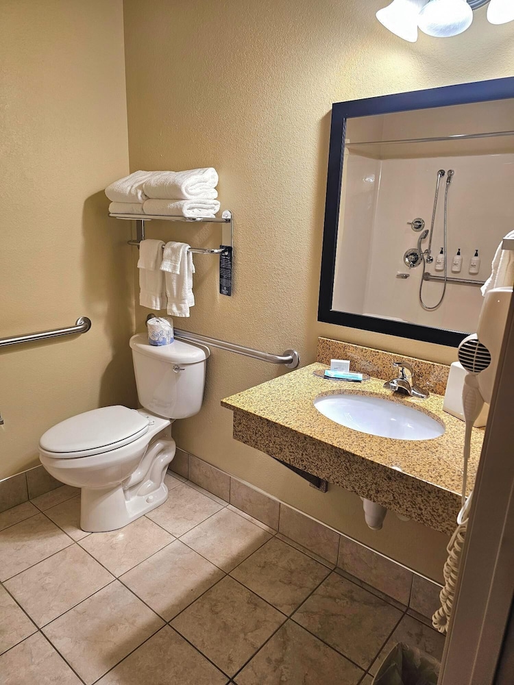 Cobblestone Inn & Suites Clintonville - photo 36