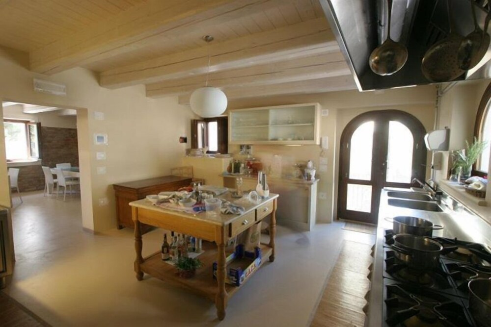 Agriturismo Pozzuolo — 4-Star Luxury Hotel in Serrungarina, Italy