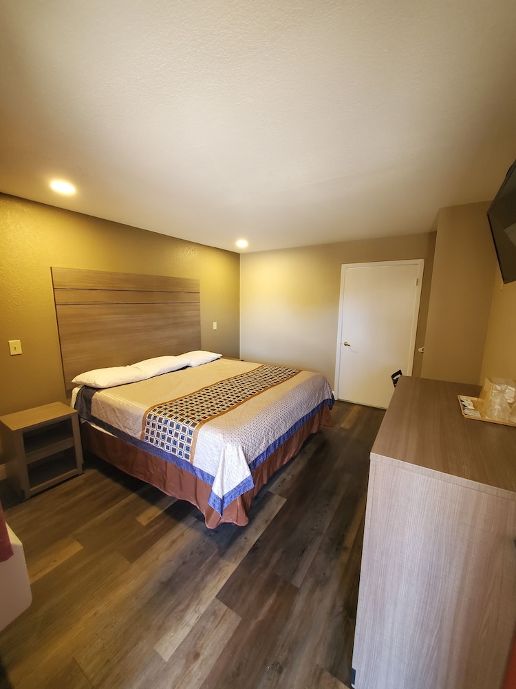 Rodeway Inn Downtown - photo 8