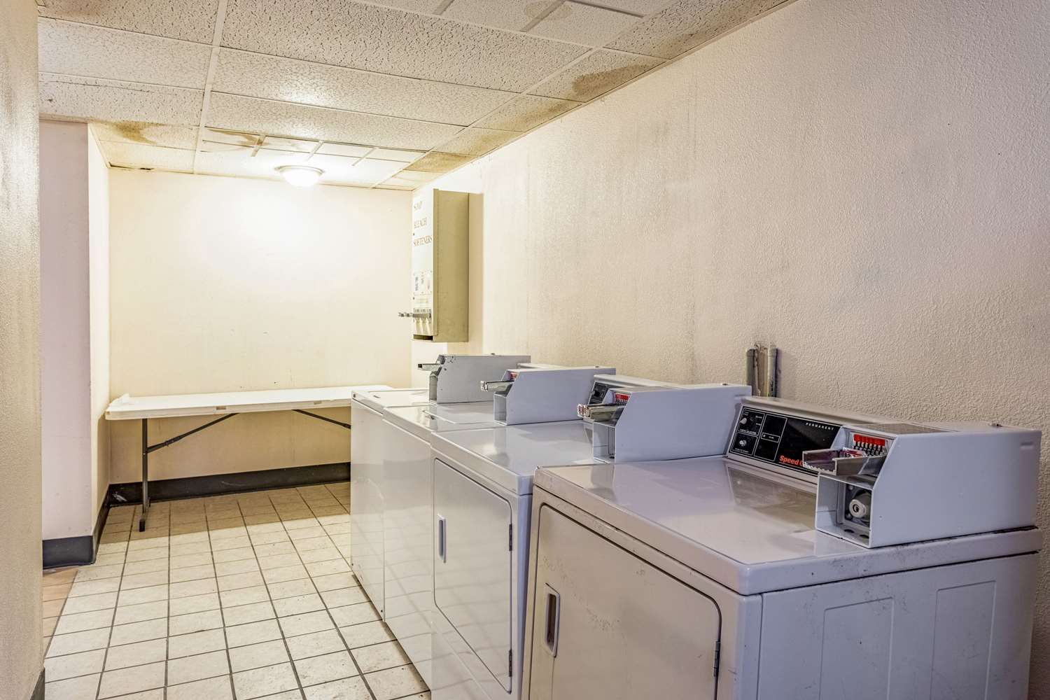 Econo Lodge - photo 17