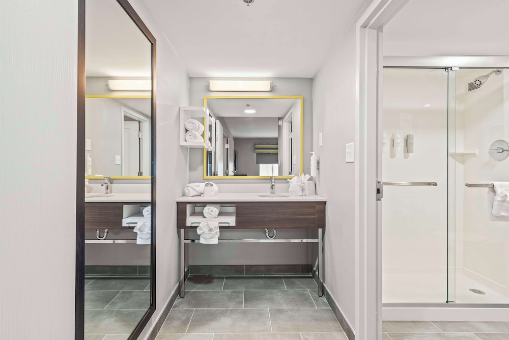 Hampton Inn Columbus North - photo 35