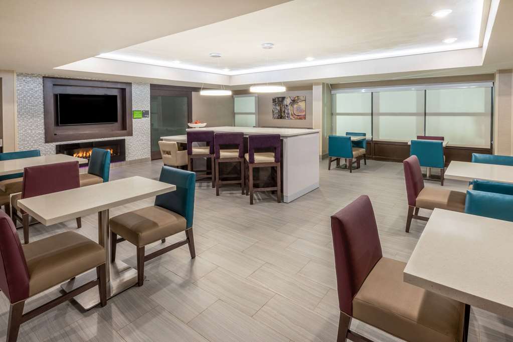 La Quinta Inn and Suites by Wyndham Jonesboro - photo 36