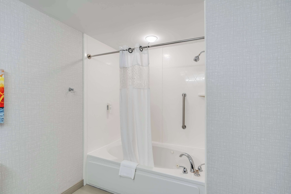 Hampton Inn Bloomington West - photo 24