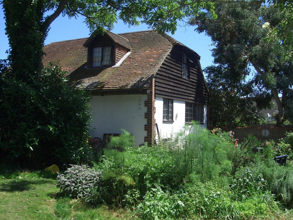Strawberry Cottage B&B — 4-Star Luxury Hotel in Southampton, United Kingdom