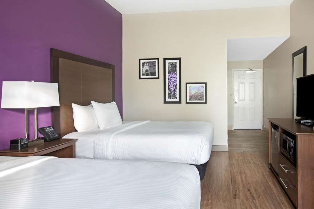 La Quinta Inn & Suites by Wyndham Visalia Sequoia Gateway - photo 38