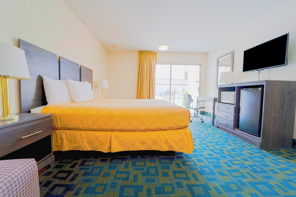 Royal Plaza Inn Indio - photo 25