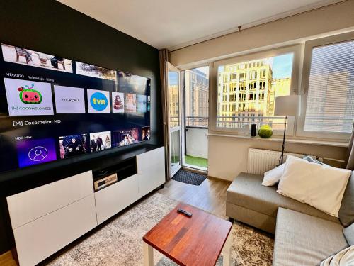 Gold 5 fast WiFi 1 Gbs big 85'TV Netflix HBO Disney — 4-Star Luxury Hotel in Warsaw, Poland