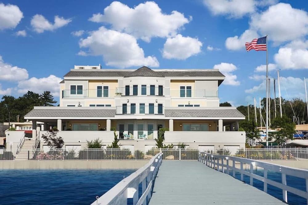 Knickerbocker Yacht Hotel — hotel in Port Washington