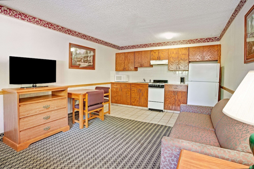 Days Inn & Suites by Wyndham Monroe - photo 11
