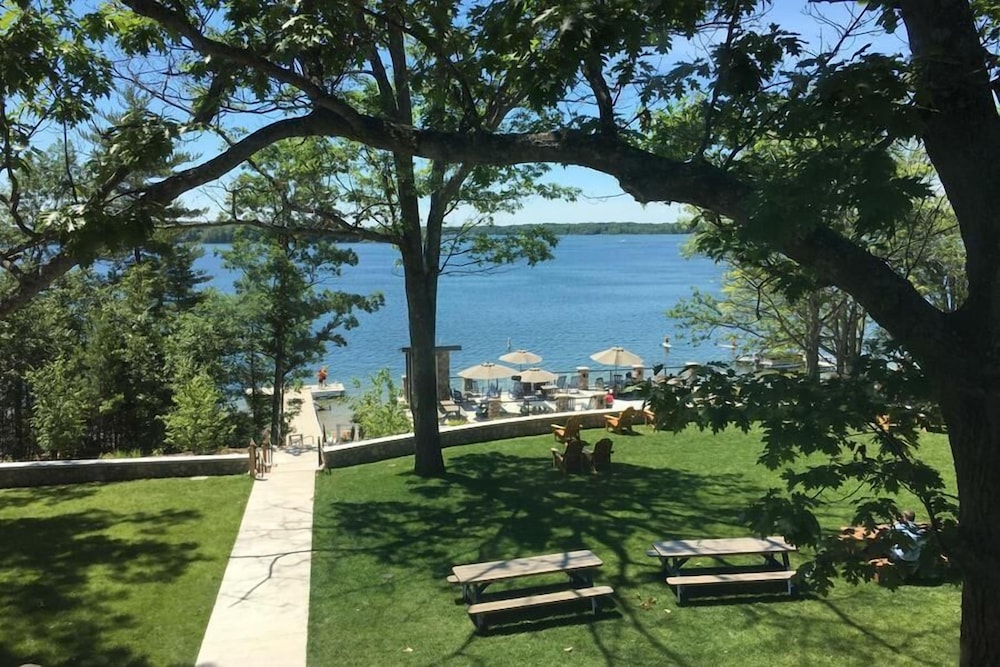 Stone Hotel & Cottages — hotel in Stone Mountain