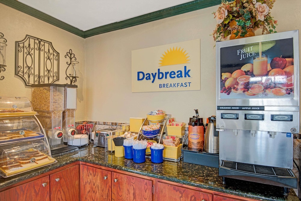 Days Inn by Wyndham Albuquerque Downtown - photo 12