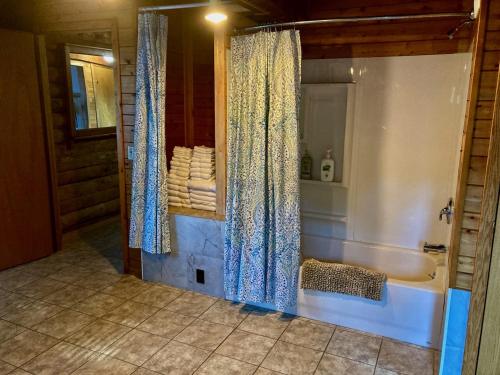 Garden Grove Retreat & Lodging near Pictured Rocks Fayette Trails - photo 4