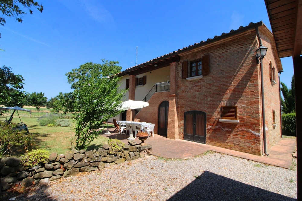 Il Viaggiolo — 4-Star Luxury Hotel in Foiano Della Chiana, Italy