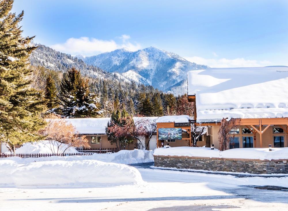 Flying Saddle Resort - featured photo