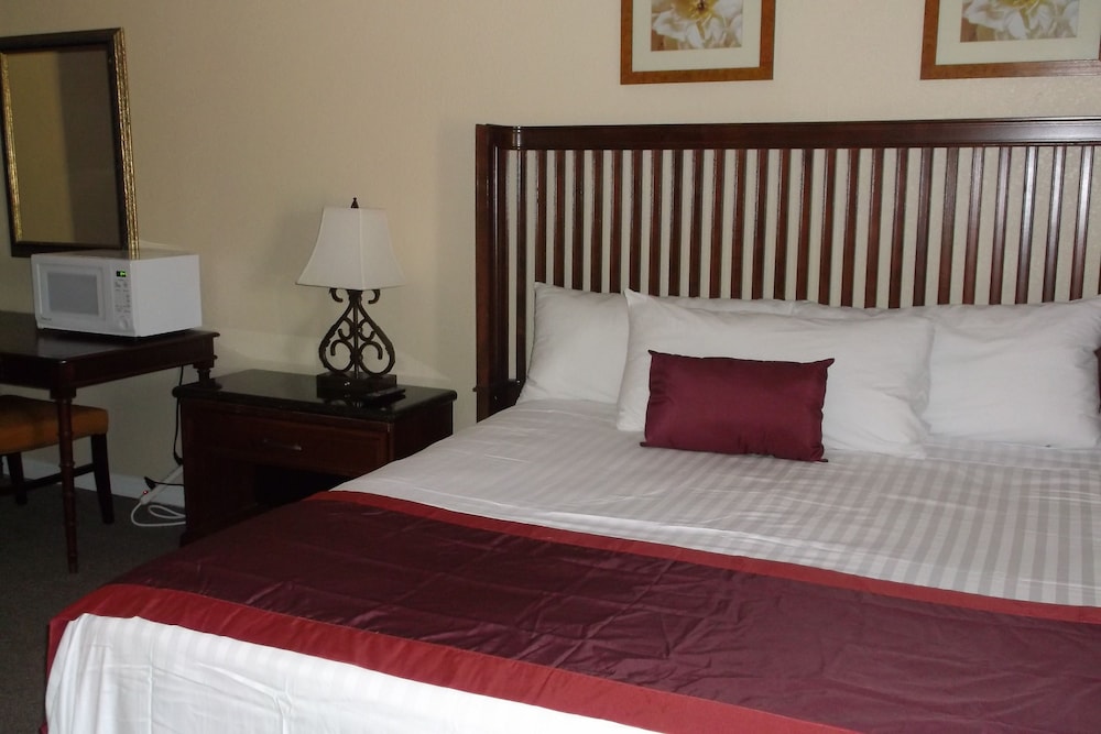 Days Inn & Suites by Wyndham Lake Okeechobee - photo 8