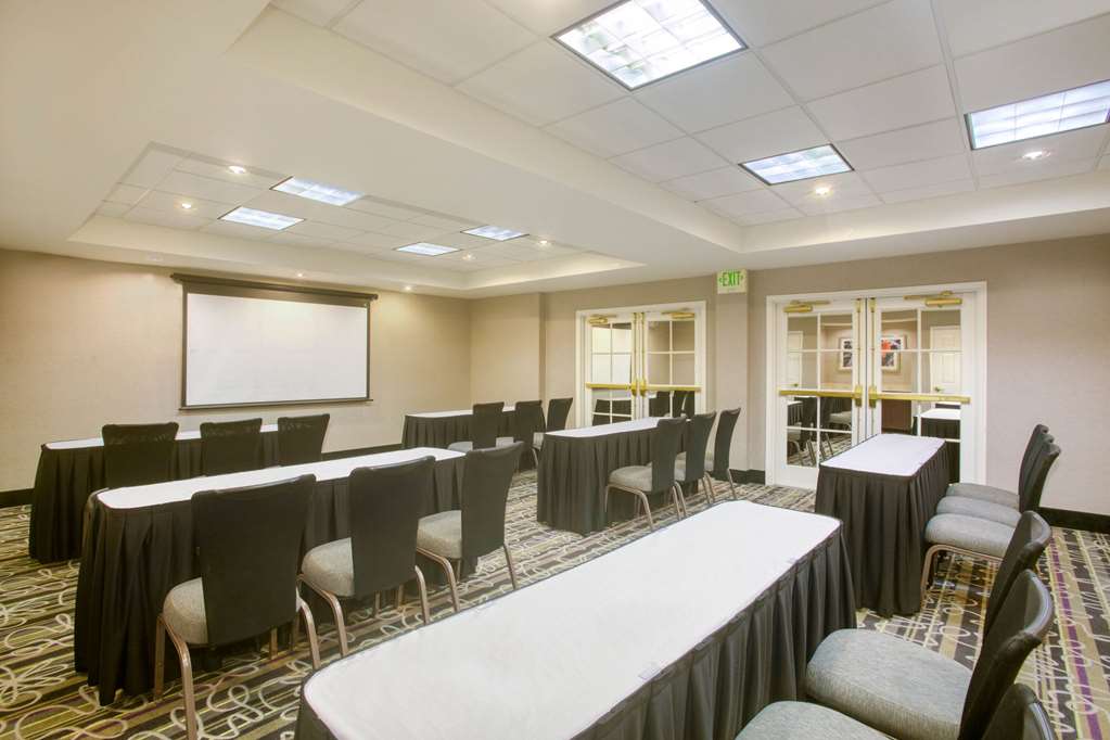La Quinta Inn & Suites by Wyndham St. Louis Westport - photo 45