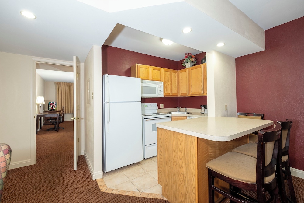 Red Roof Inn & Suites Hazleton - photo 28