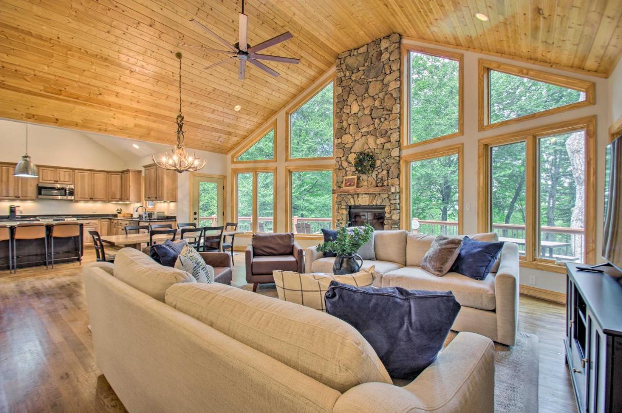 Luxe Wintergreen Resort Escape with Hot Tub - photo 2