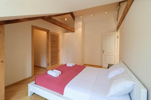 Bright 3BR Apartment in Old Tbilisi by Wehost